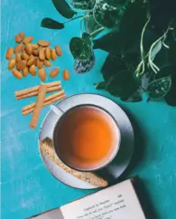Warmer Zimt-Mandel-Chai mit Gewürzen, ein ayurvedisch inspirierter Tee für Gesundheit und Entspannung.
